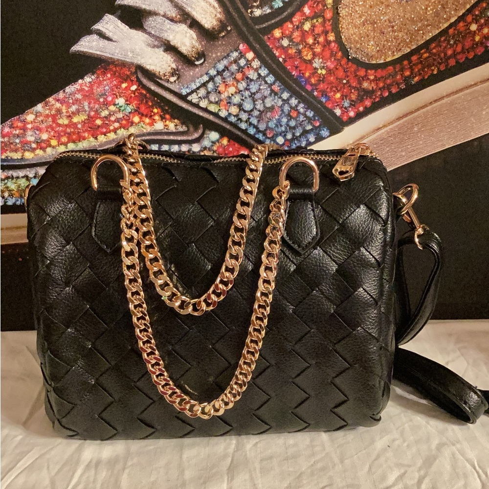 Elegant Black Woven Handbag with Floral Accents 🔥 - Picture 3 of 6